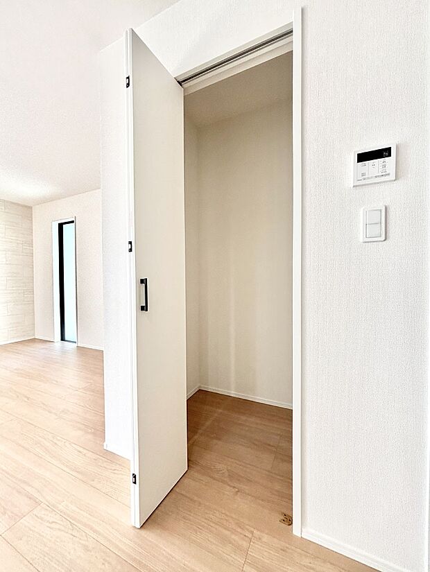 キッチンにはパントリー！食材のストックはもちろん、日用品の収納など使い方はいろいろ！