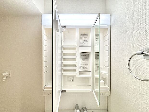 三面鏡の裏に、化粧品や衛生用品などを収納可能。洗面台をすっきりと保ちます！