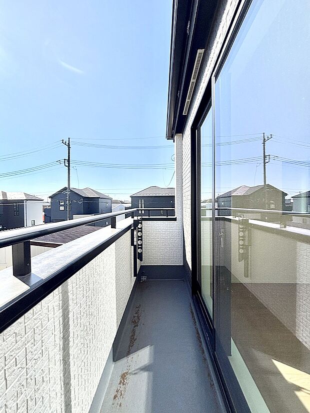 暖かな陽光が降り注ぐバルコニーはお洗濯におすすめ。爽やかな風も心地よいです。 