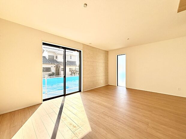 明るい陽光が注ぎ、寛ぎの雰囲気に満たされるダイニング。   