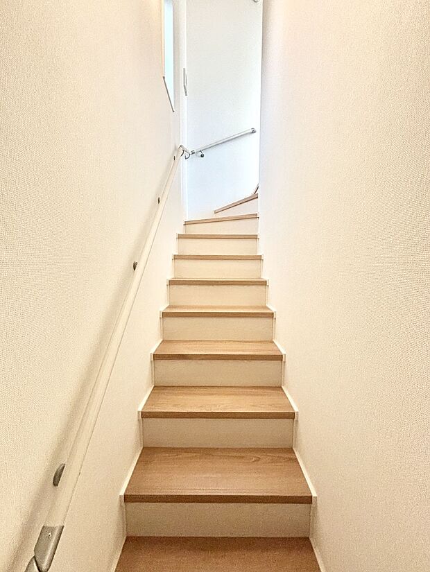 階段は手すり付きなので小さなお子さまやご高齢の方も安心です