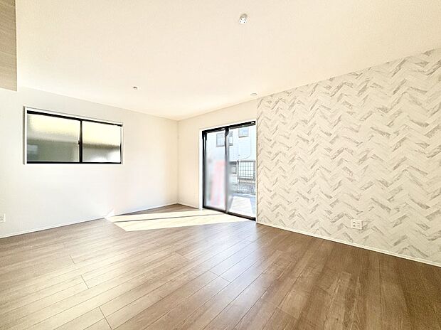 明るい陽光が注ぎ、寛ぎの雰囲気に満たされるリビング・ダイニング。 