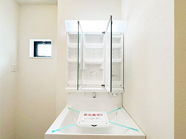 三面鏡の裏に、化粧品や衛生用品などを収納可能。洗面台をすっきりと保ちます!