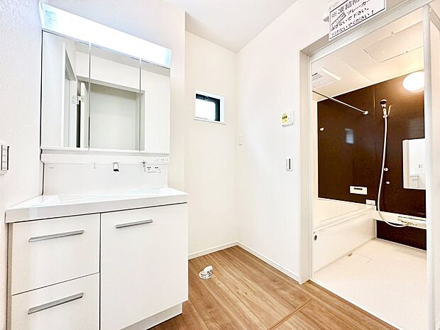 清潔感ある洗面化粧室で朝の身支度も快適