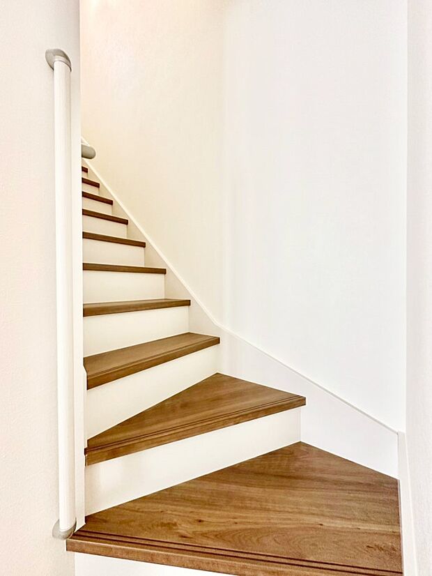 階段は手すり付きなので小さなお子さまやご高齢の方も安心です