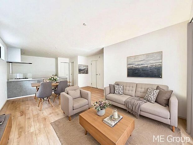 ご家族の賑やかな話し声で包まれる明るいリビング ※家具はCGです