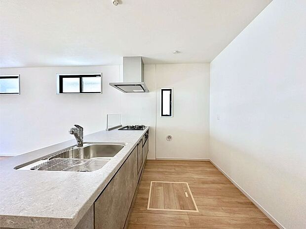 爽やかな風が通り抜けるキッチン。窓があるので明るく換気にも役立ちます。