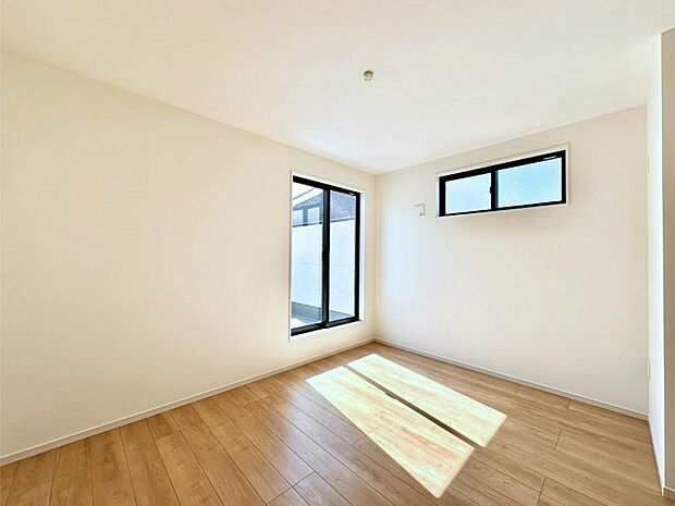 明るいバルコニーサイドに洋室を設置。目覚めの良い寝室に。