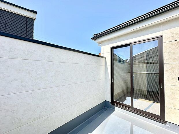 ゆったりバルコニーだから沢山お洗濯ものを干せます。