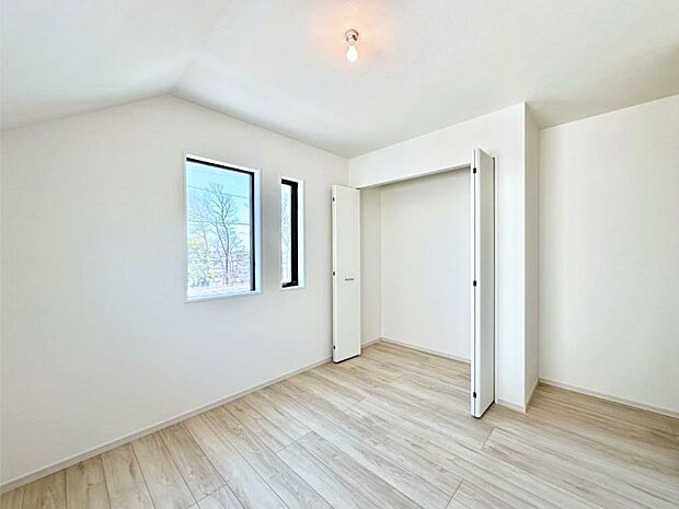 開放感のある勾配天井が素敵。どんなお部屋にするか考えるのが楽しみですね。