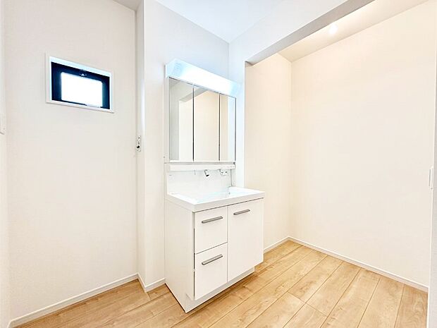 清潔感ある洗面化粧室で朝の身支度も快適