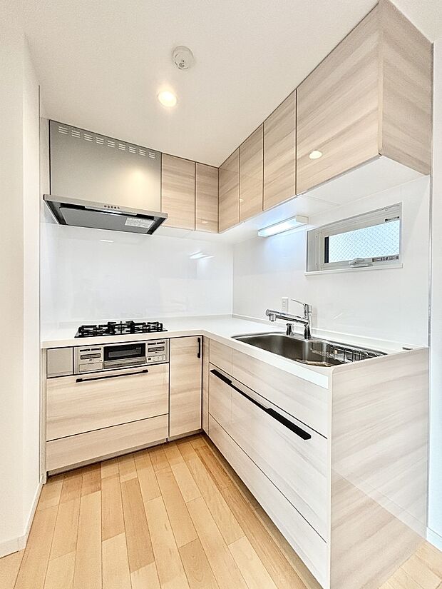 キッチン上部に吊戸棚があるのでキッチン周りがスッキリ片付きます。