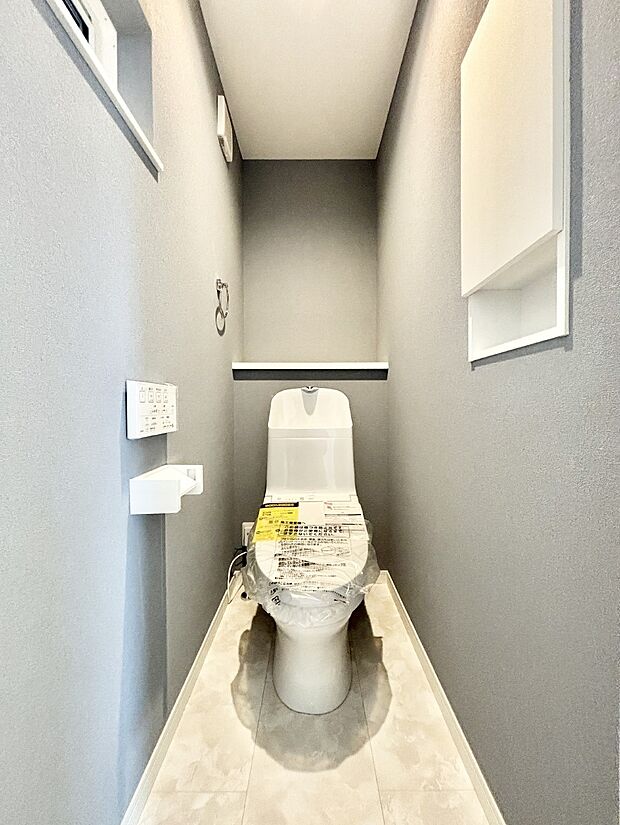 清潔感あるシャワートイレ。小窓から光が注ぎ込みます!