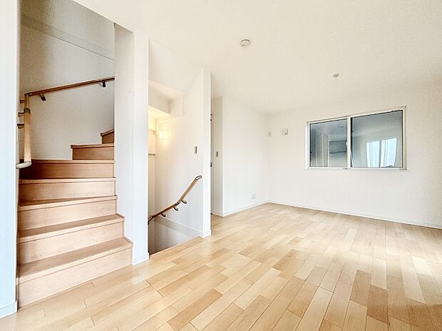 内装「ただいま」「おかえり」家族とのコミュニケーションが深まるリビングイン階段があります。 