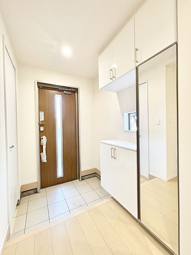 天井まである玄関収納で、家族全員の靴もすっきり収納!