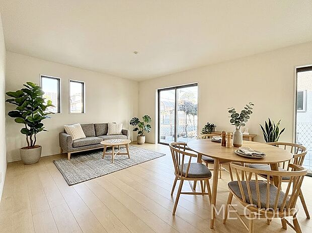 ご家族の賑やかな話し声で包まれる明るいリビング ※家具はCGです