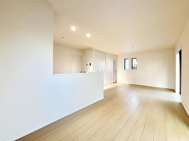 明るい陽光が注ぎ、寛ぎの雰囲気に満たされるリビング・ダイニング。