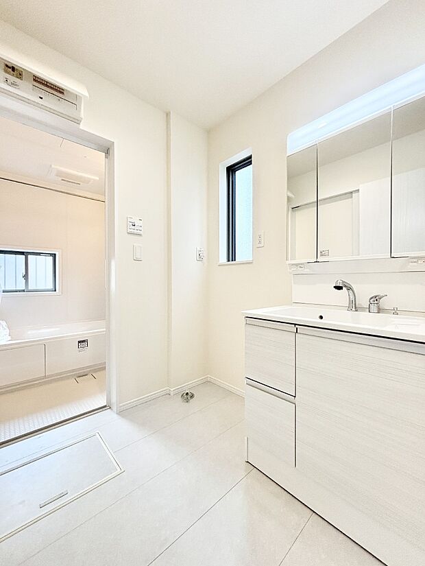 窓のある明るいランドリースペース