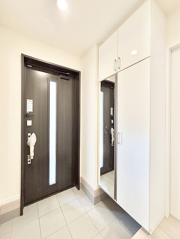 ミラー付きシューズボックスはお出かけ前の身だしなみチェックに便利