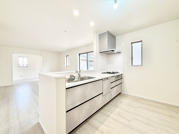 爽やかな風が通り抜けるキッチン。窓があるので明るく換気にも役立ちます。