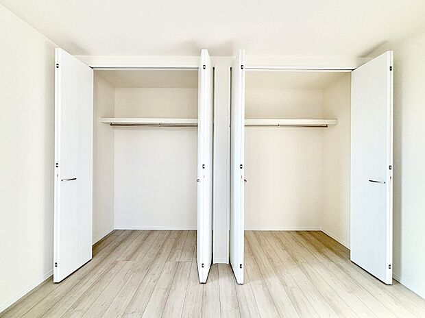 洋室のクローゼット。奥行きがあるので厚手の衣類もすっきり収まります。