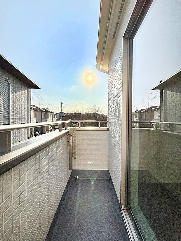 ゆったりバルコニーだから沢山お洗濯ものを干せます。