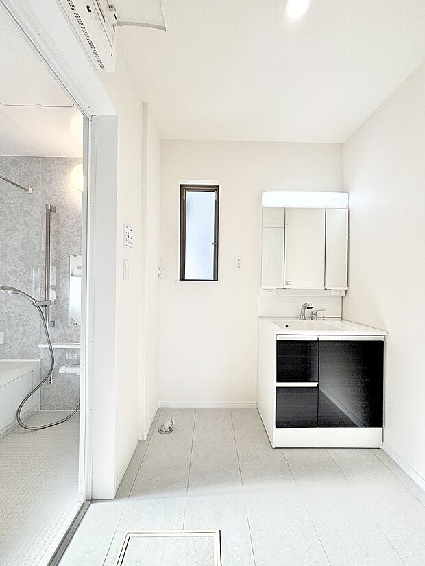 窓のある明るいランドリースペース