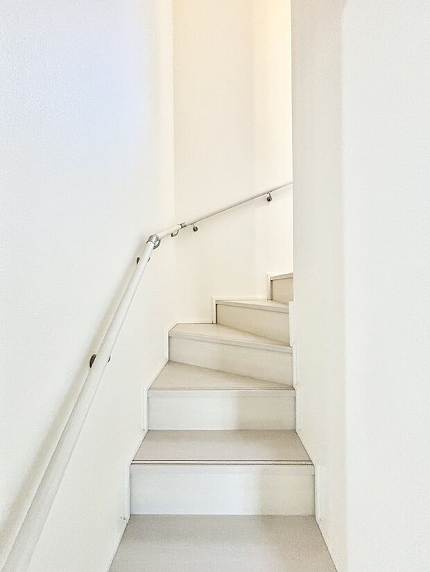 安全性を考慮し階段には手すりを設置しています