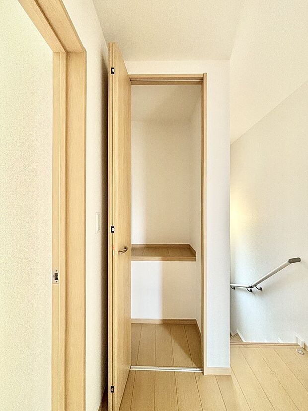 廊下収納。掃除道具や季節の小物を収納することができます。