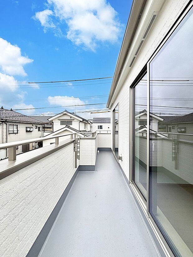 暖かな陽光が降り注ぐバルコニーはお洗濯におすすめ。爽やかな風も心地よいです。 
