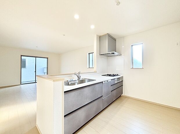 爽やかな風が通り抜けるキッチン。窓があるので明るく換気にも役立ちます。