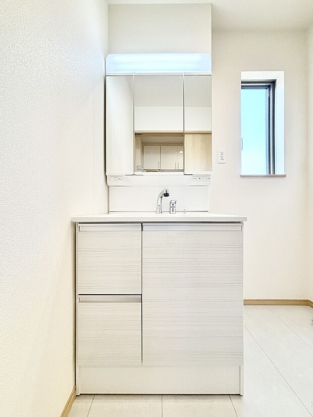 大きく見やすい三面鏡で清潔感ある洗面台は、身だしなみチェックや肌のお手入れにおすすめです。