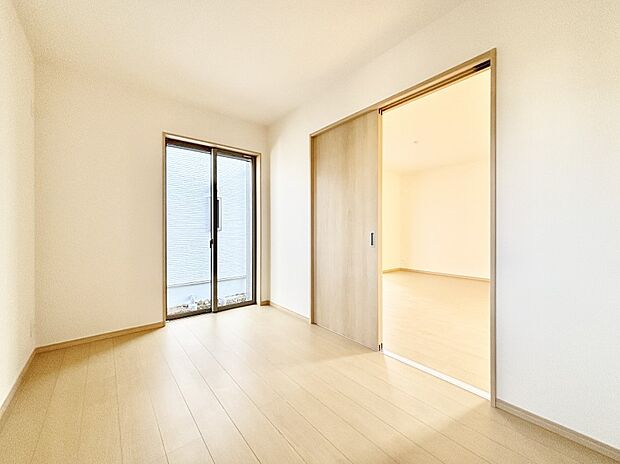 リビング隣接の洋室は個室としても利用できます