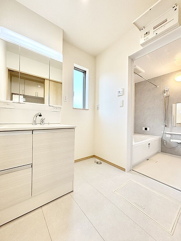 窓のある明るいランドリースペース