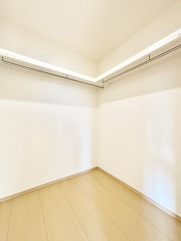 ウォークインクローゼット付きで生活空間を広く利用できます。