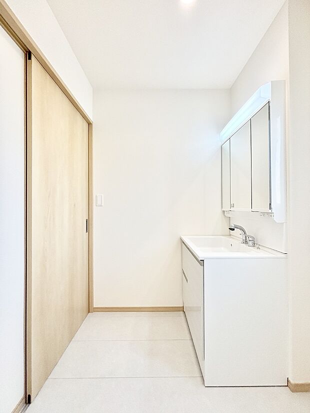 清潔感ある洗面化粧室で朝の身支度も快適