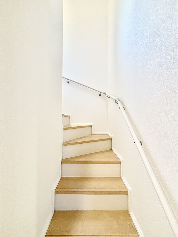 安全性を考慮し階段には手すりを設置しています