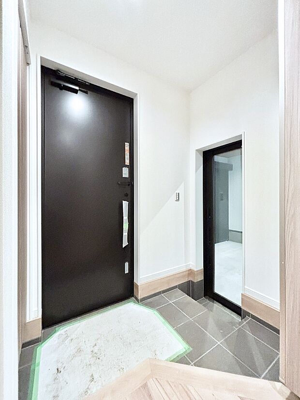 玄関からガレージへ出入りできます。