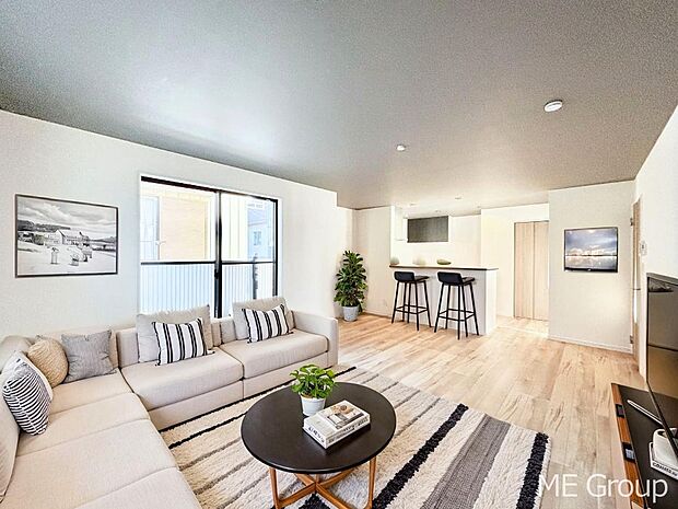 プライバシーも守れる2階リビングは明るく開放感たっぷり! ※家具はCGです