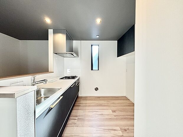 爽やかな風が通り抜けるキッチン。窓があるので明るく換気にも役立ちます。