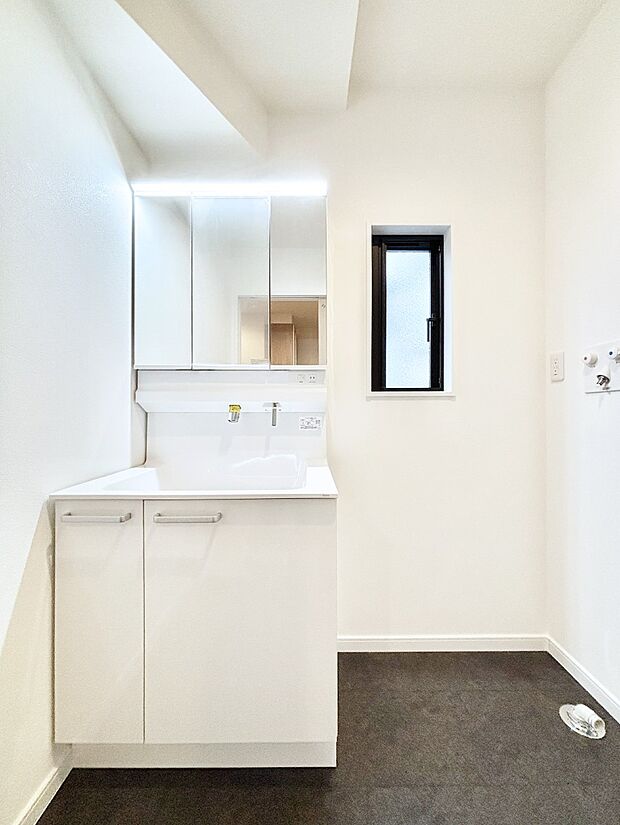 大きく見やすい三面鏡で清潔感ある洗面台は、身だしなみチェックや肌のお手入れにおすすめです。