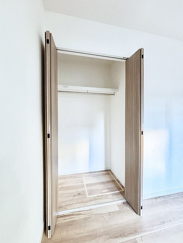 洋室のクローゼット。奥行きがあるので厚手の衣類もすっきり収まります。