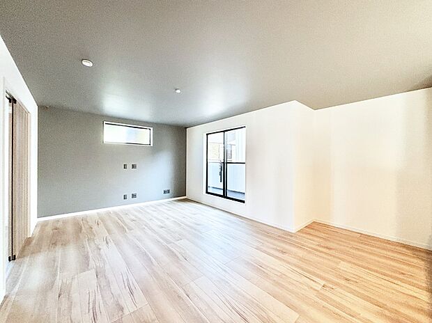 明るいリビング。アクセントクロスが空間に彩りをもたらしてくれます