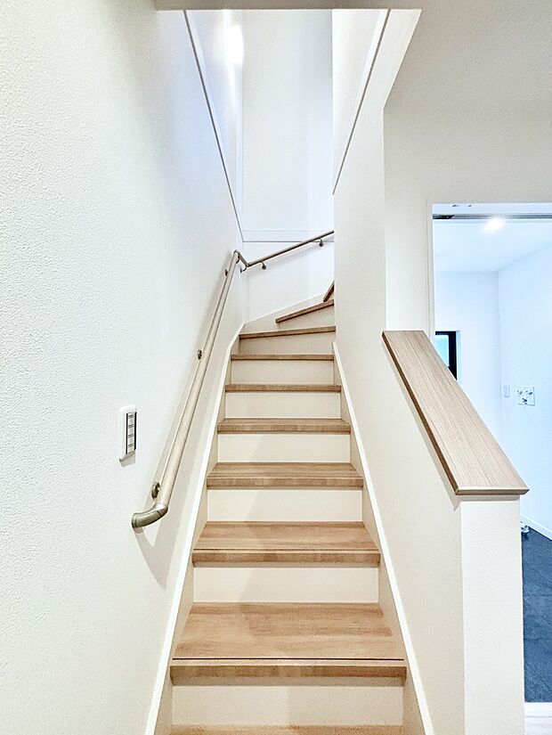 安全性を考慮し階段には手すりを設置しています