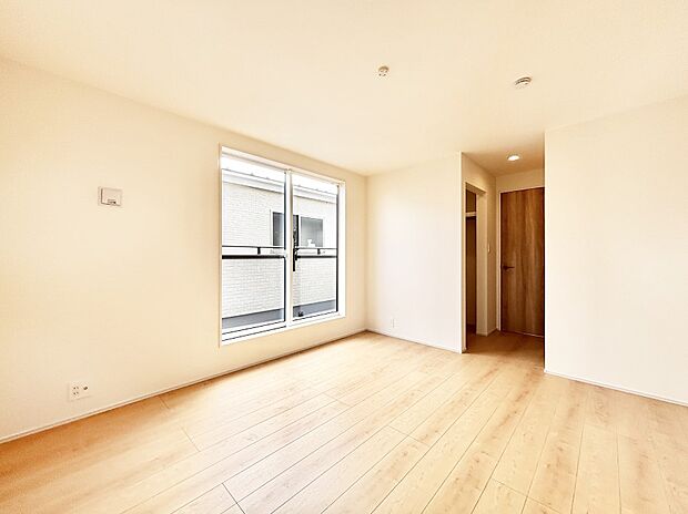 ウォークインクローゼットがあるお部屋！季節ごとの入れ替えも不要で便利です。 