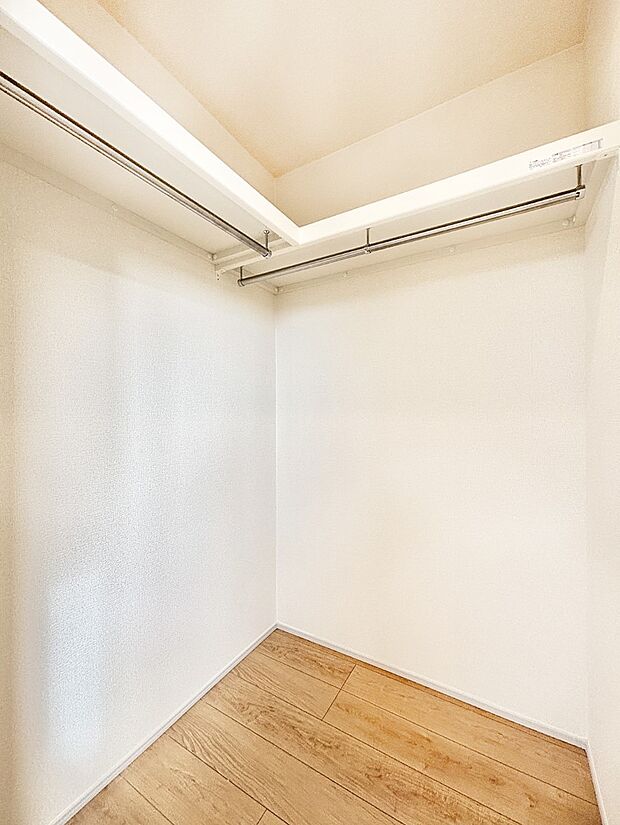 衣類をハンガーに掛けたまま収納できるWIC。衣類の整理整頓がしやすくて便利です!