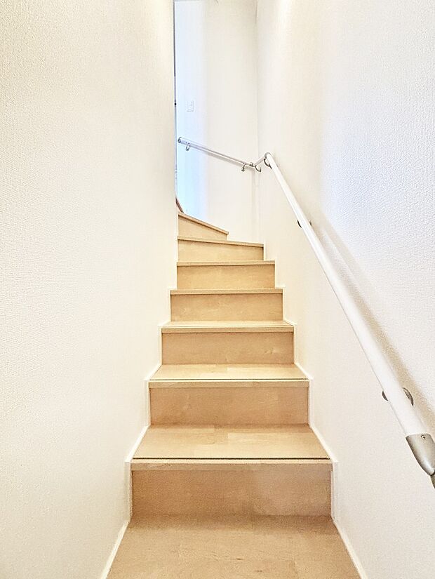 安全性を考慮し階段には手すりを設置しています