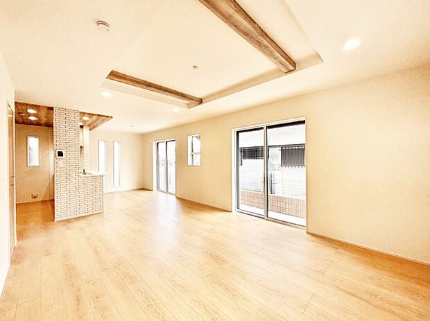 お洒落で開放感のある折り上げ天井を採用したリビングダイニング