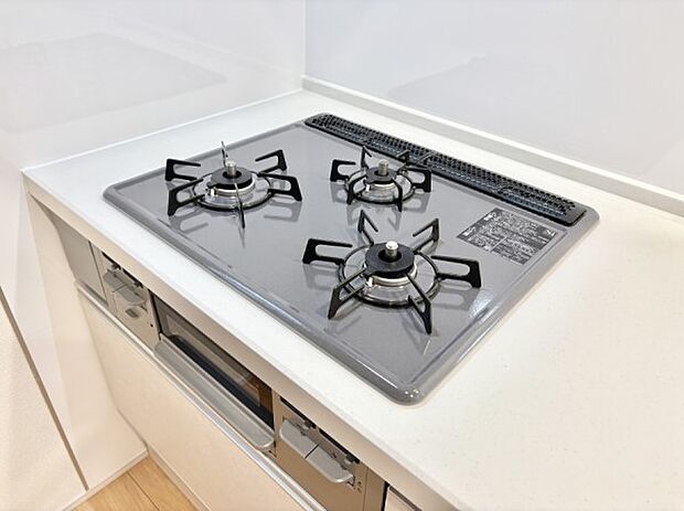 ガスコンロはSiセンサー搭載。火力調節や焦げ付き・消し忘れも防いでくれます。