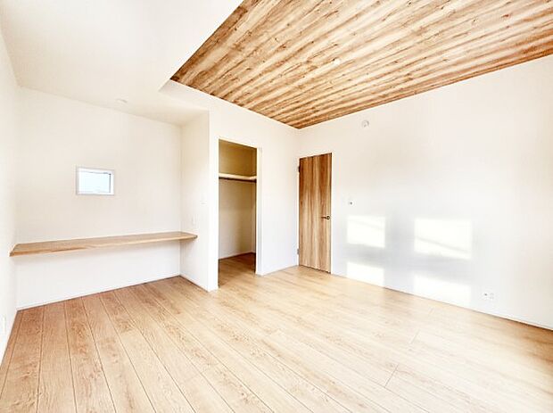 ウォークインクローゼットがあるお部屋!季節ごとの入れ替えも不要で便利です。